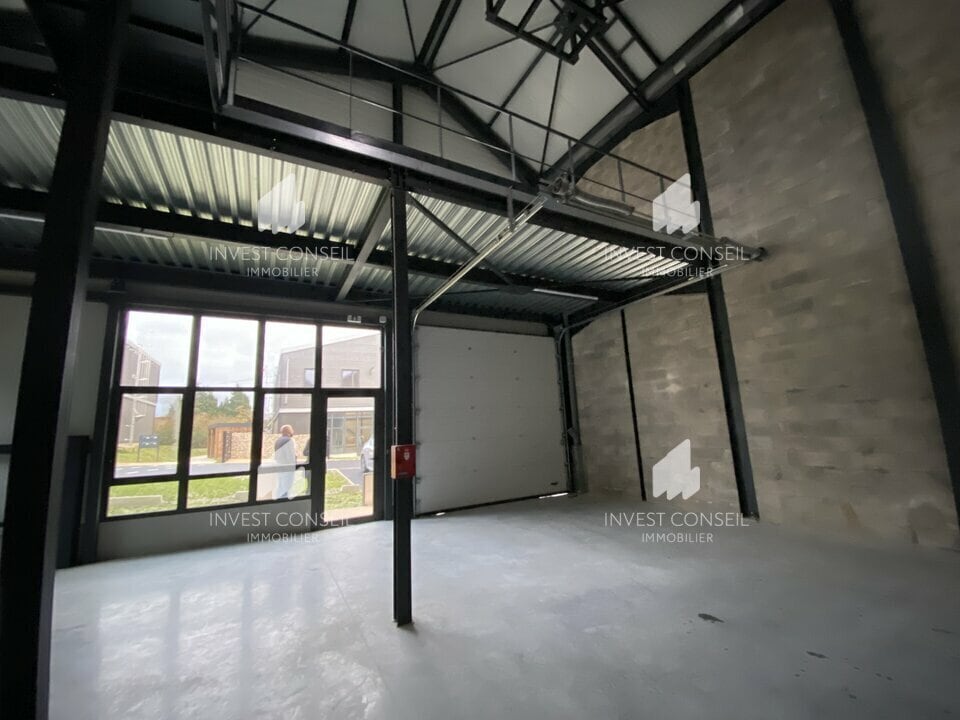 Light Industrial in Groslay to rent Building Photo- Image 1 of 10