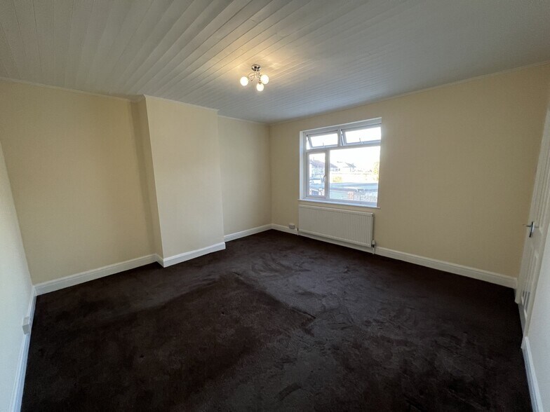 70 Rainham Rd, Rainham for sale - Interior Photo - Image 2 of 2
