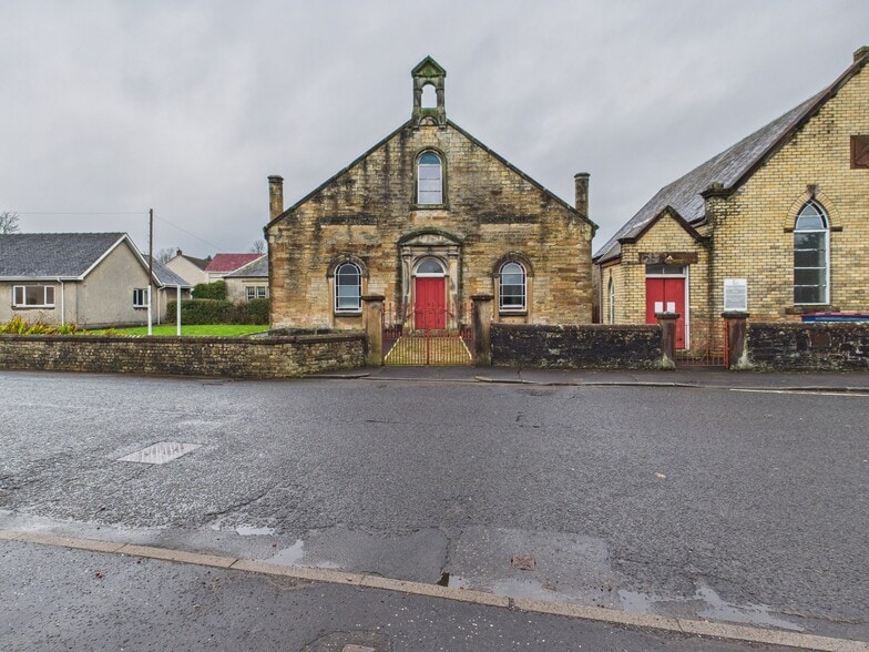 2-6 Crosshouse Rd, Kilmaurs to rent - Building Photo - Image 2 of 8