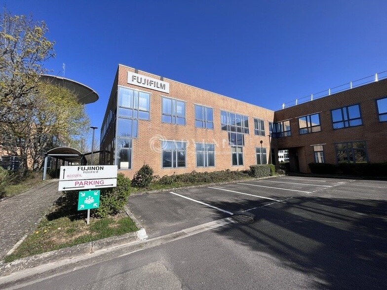 Light Industrial in Montigny-le-Bretonneux for sale - Building Photo - Image 3 of 5