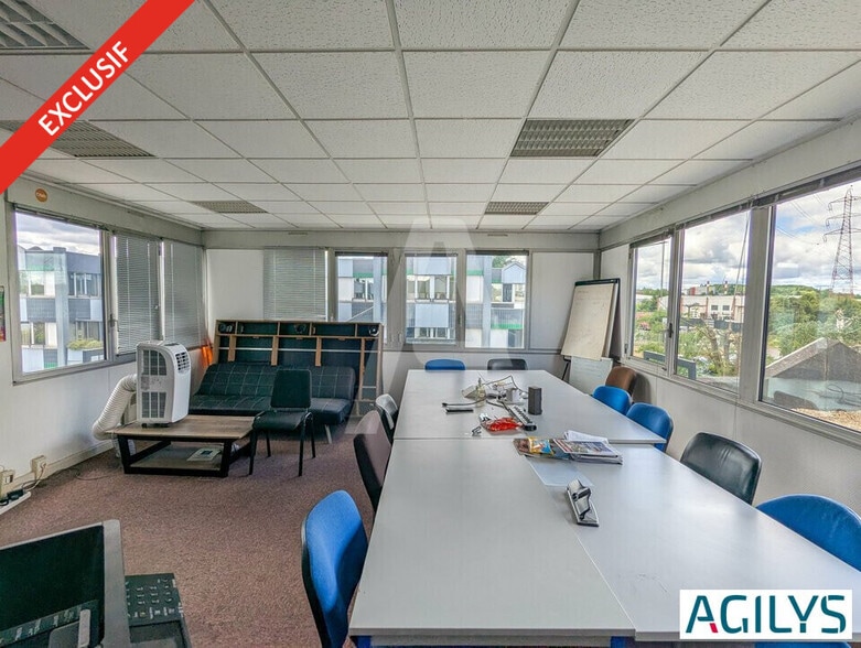 1 Rue Marcel Paul, Massy for sale - Interior Photo - Image 3 of 5
