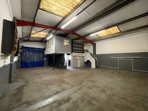 Unit 4, Longshot Industrial Estate, Bracknell to rent Interior Photo- Image 2 of 6
