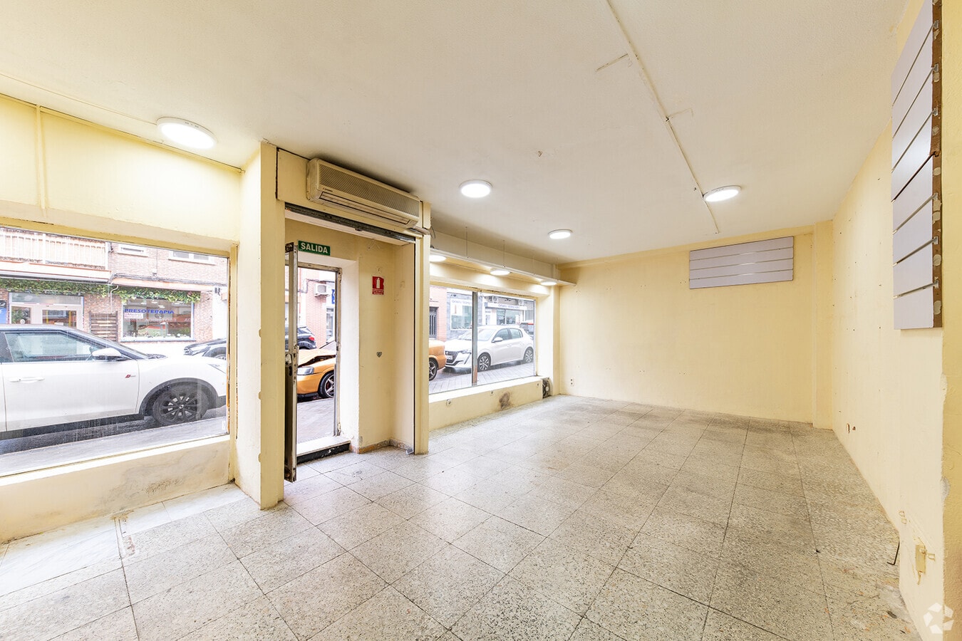 Madrid, MAD 28017 - Unit Puerta 05 - - Interior Photo - Image 2 of 10