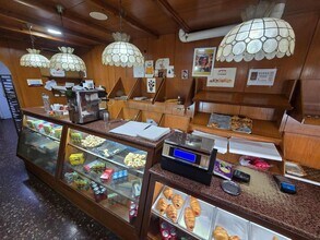 Retail in Barcelona, Barcelona to rent Interior Photo- Image 1 of 9