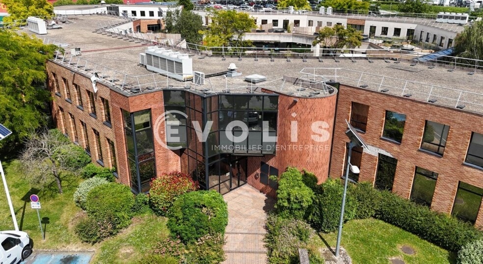 Light Industrial in Massy to rent - Building Photo - Image 1 of 12