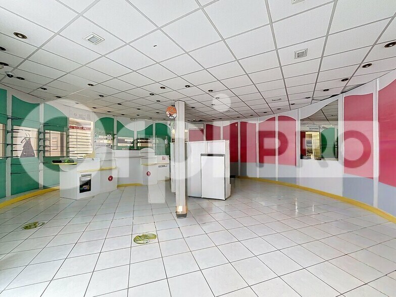 Retail in Monchy-Saint-Éloi for sale - Interior Photo - Image 1 of 5
