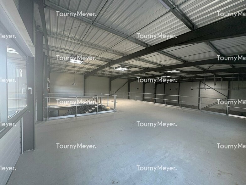 8 Rue Ecopole, Villeneuve-Tolosane to rent - Interior Photo - Image 3 of 6