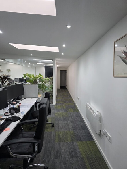2A Fortis Green, London to rent - Interior Photo - Image 2 of 7