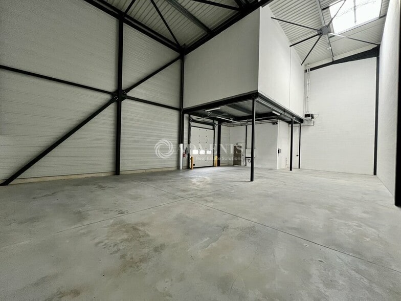 16 Rue Ampère, Pontoise to rent - Building Photo - Image 2 of 11