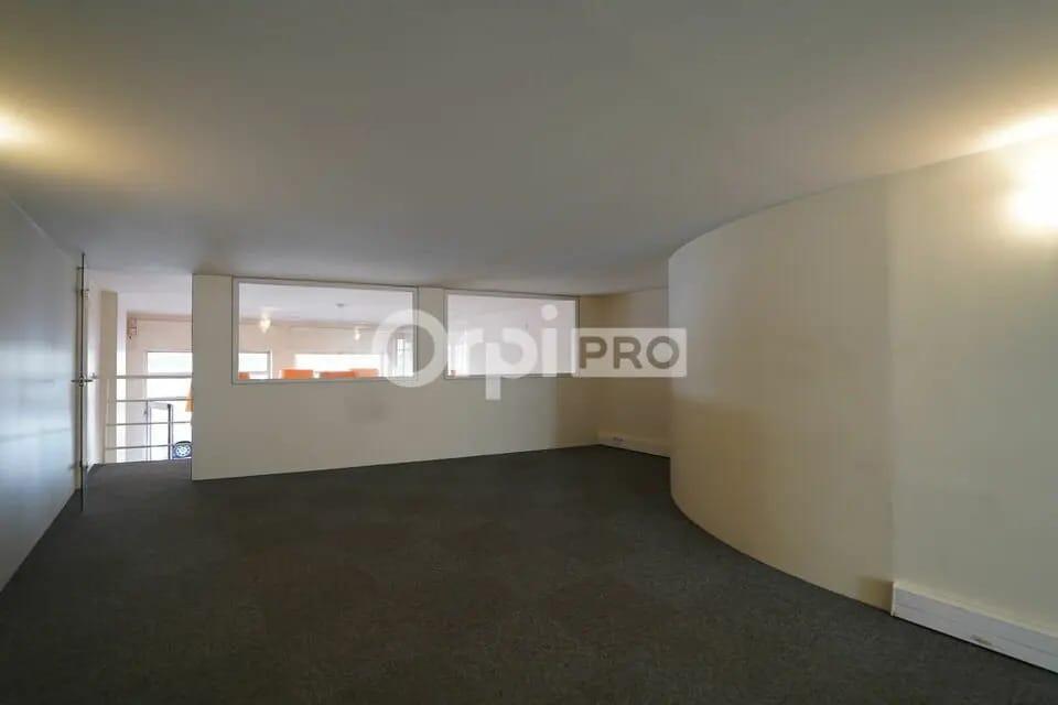 Office in Lyon to rent Interior Photo- Image 1 of 3