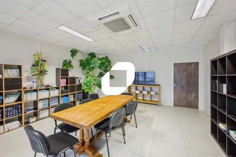 Vente Bureaux 496 m² - Photo 1