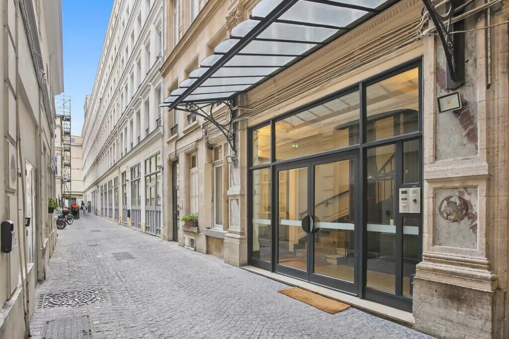 Location Bureaux 305 m² - Photo 1