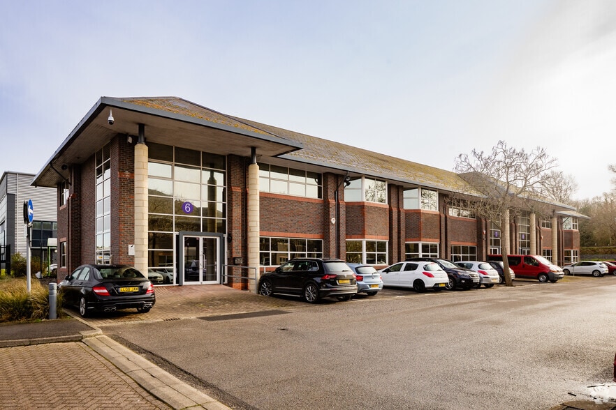 Forsyth Rd, Woking to rent - Building Photo - Image 1 of 2