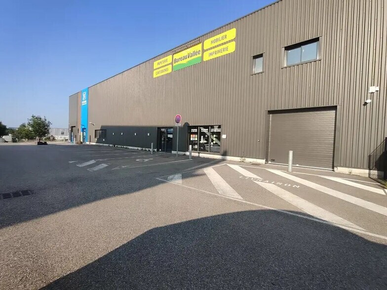 Office in Bourgoin-Jallieu for sale - Primary Photo - Image 3 of 9