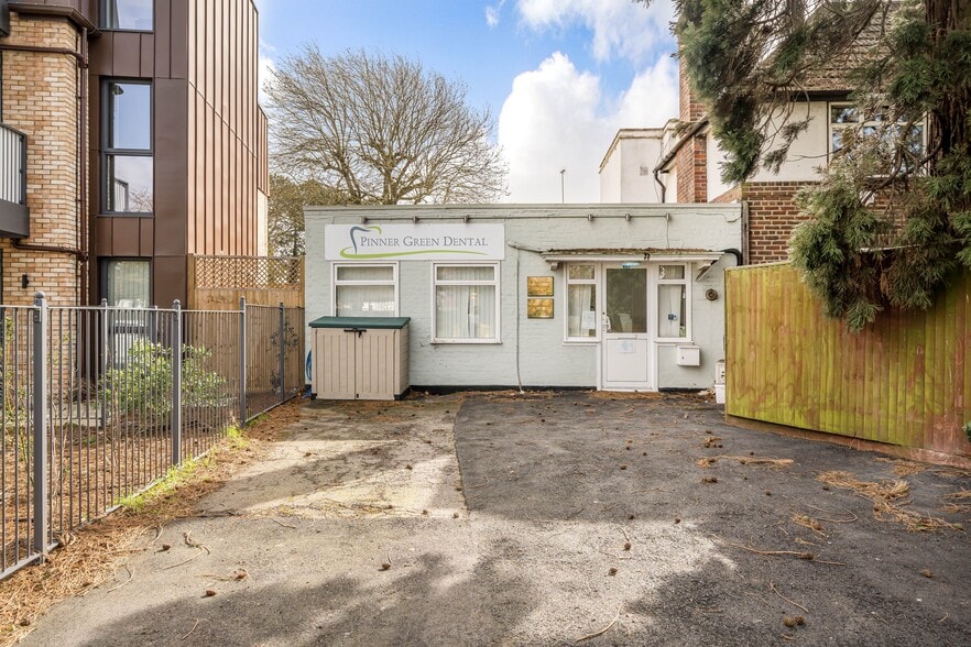 661 Uxbridge Rd, Pinner for sale - Primary Photo - Image 1 of 1