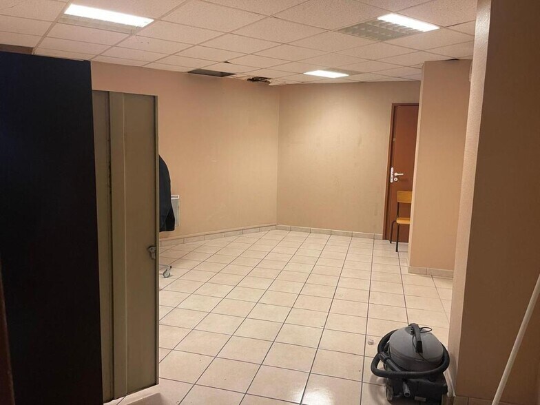 Industrial in Saint-Denis to rent - Interior Photo - Image 2 of 14
