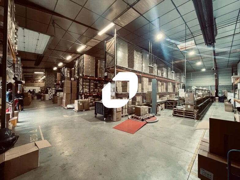 Light Industrial in Chassieu to rent - Interior Photo - Image 3 of 17