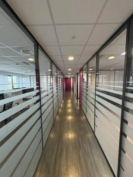 Office in Bezons to rent - Building Photo - Image 1 of 9