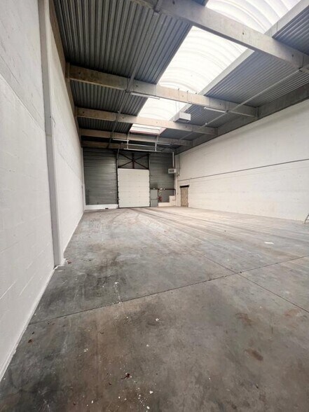 Light Industrial in Coignières to rent - Building Photo - Image 2 of 12