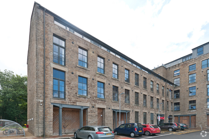 Victoria St, Glossop for rent - Building Photo - Image 1 of 8