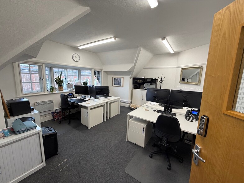 6 Burkes Para, Beaconsfield to rent - Building Photo - Image 3 of 7