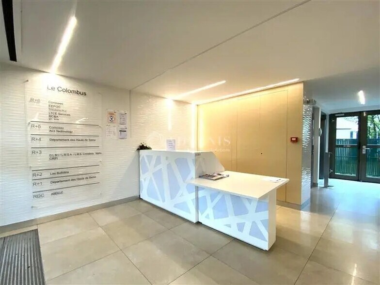 Office in La Garenne-Colombes to rent - Lobby - Image 2 of 11