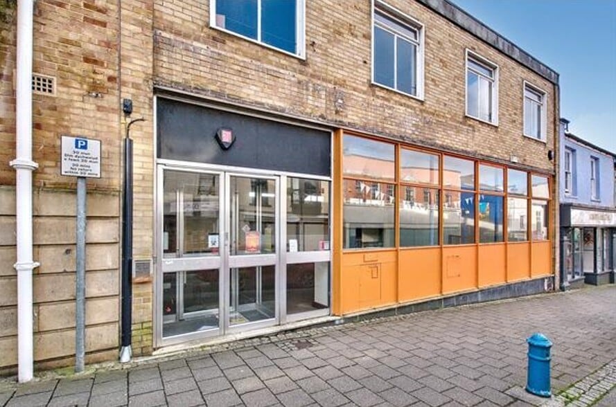 20 Dimond St, Pembroke Dock to rent - Building Photo - Image 1 of 2