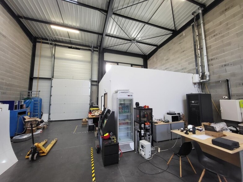 Light Industrial in Meyzieu for sale - Interior Photo - Image 3 of 6