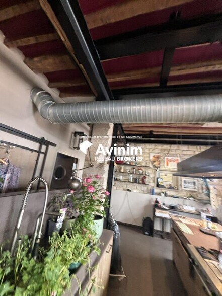 Retail in Paris to rent - Interior Photo - Image 3 of 4