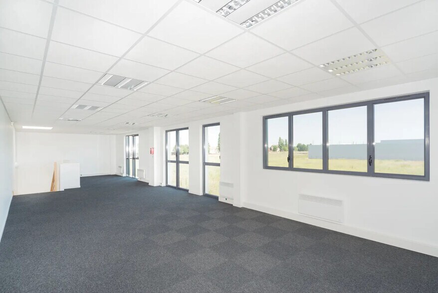 Light Industrial in Lieusaint for sale - Interior Photo - Image 3 of 4