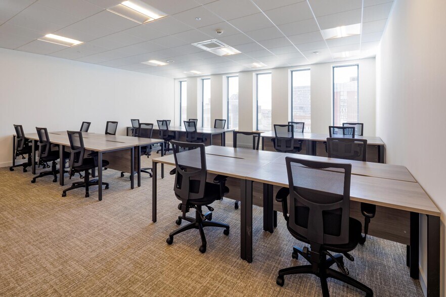 Basing View, Basingstoke to rent - Interior Photo - Image 2 of 9
