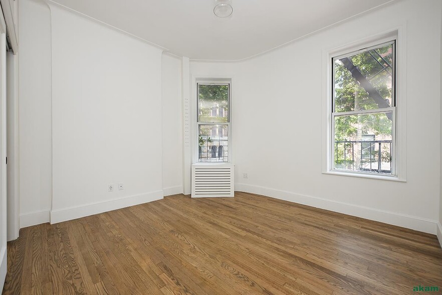 35 Pineapple St, Brooklyn, NY for sale - Interior Photo - Image 2 of 13