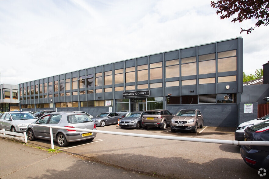 326-338 Molesey Rd, Walton On Thames to rent - Building Photo - Image 2 of 17