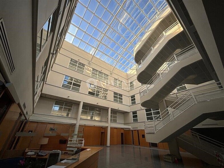 Office in Champigny-sur-Marne to rent - Lobby - Image 3 of 10