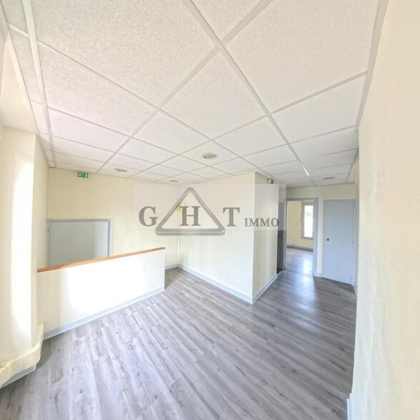 Office in Créteil to rent - Interior Photo - Image 2 of 6