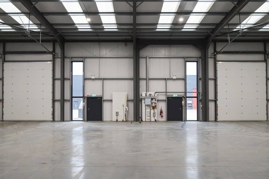 Roebuck Way, Milton Keynes to rent - Building Photo - Image 3 of 4