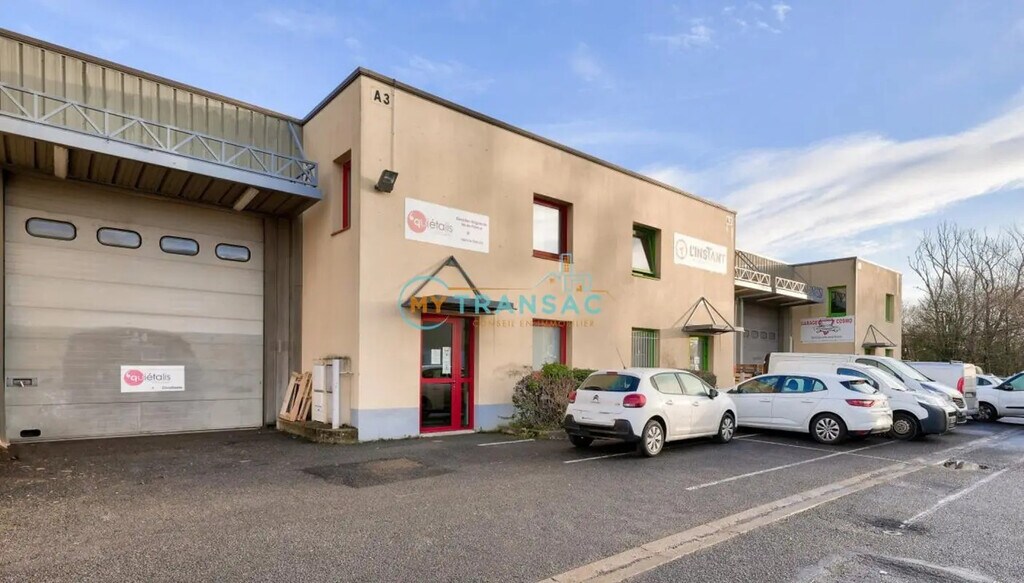 Location Local d'activités 250 m² - Photo 1