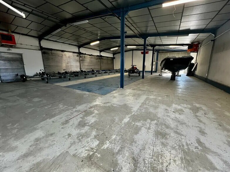 Industrial in Le Pontet to rent - Interior Photo - Image 2 of 6