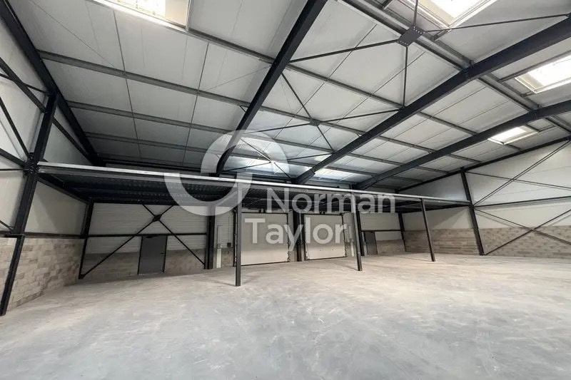 Location Local d'activités 310 m² à 1 240 m² - Photo 1