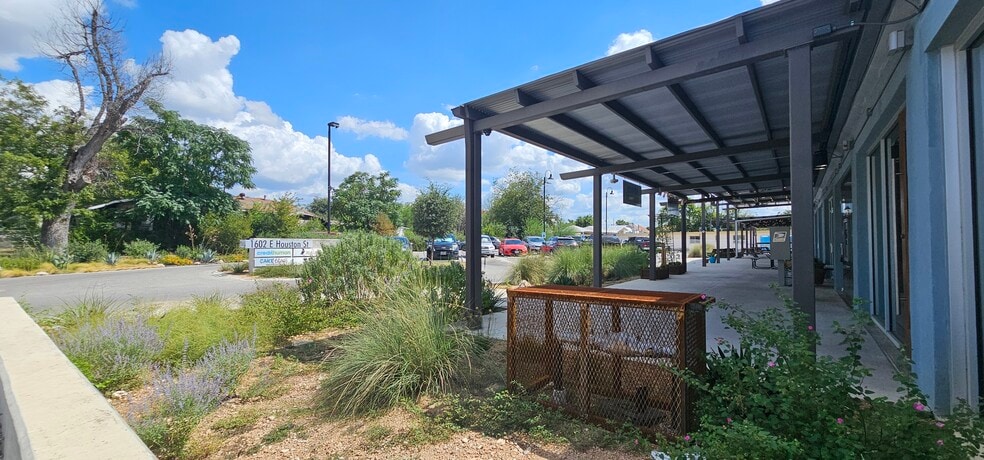 1602 E Houston St, San Antonio, TX for rent - Building Photo - Image 1 of 24