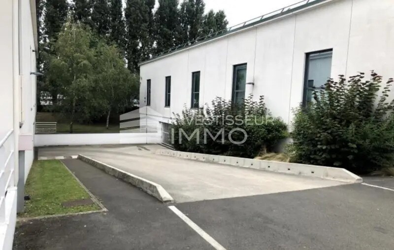 Office in Villeneuve-la-Garenne to rent - Building Photo - Image 2 of 5