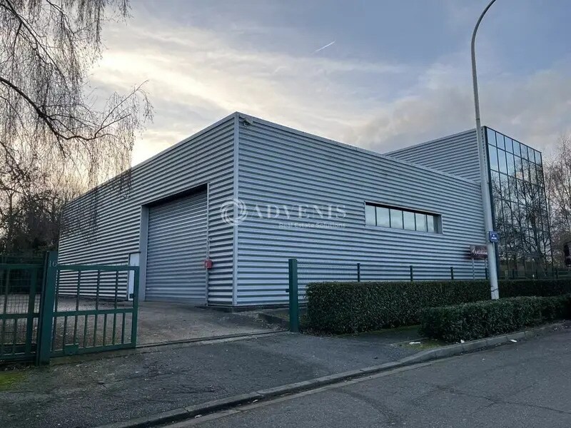 Light Industrial in Élancourt for sale Building Photo- Image 1 of 6