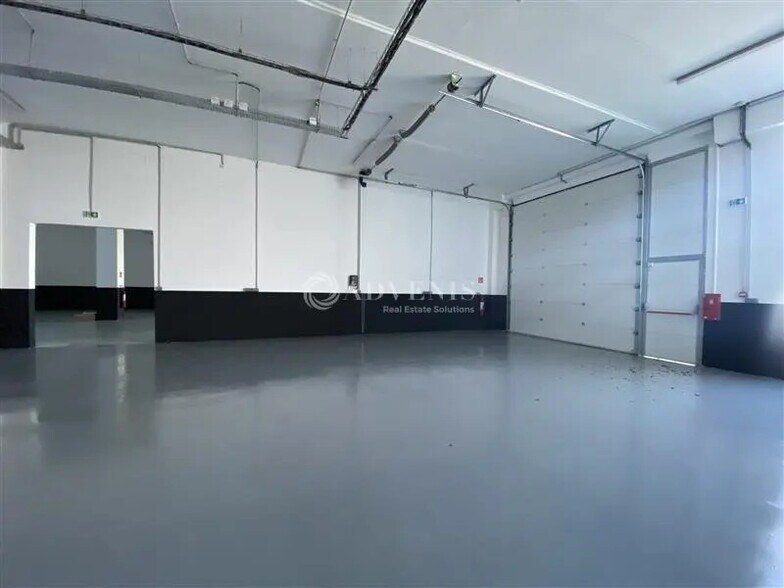 Light Industrial in Villejuif to rent - Interior Photo - Image 3 of 12