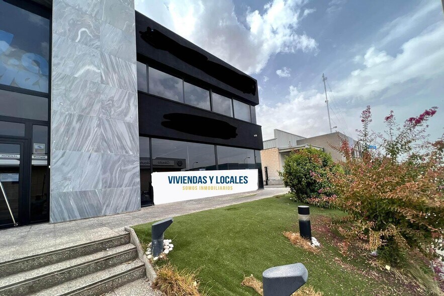 Retail in Granada to rent - Building Photo - Image 2 of 12