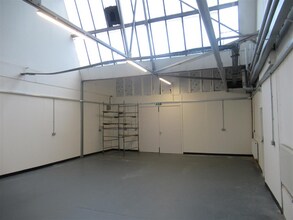 8 Deer Park Rd, London to rent Interior Photo- Image 1 of 3