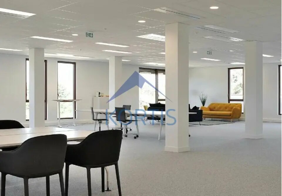 Office in Bron to rent Interior Photo- Image 1 of 5