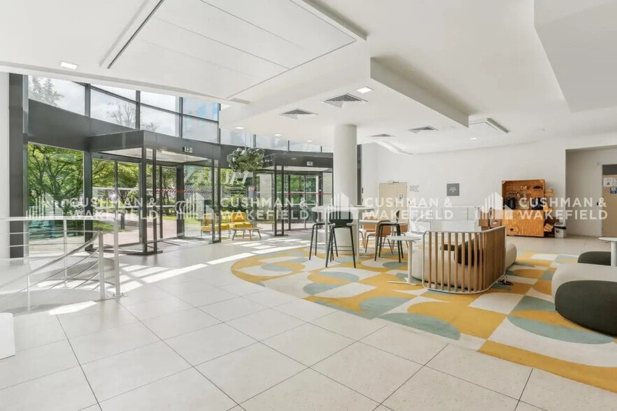 17 Rue Paul Dautier, Vélizy-Villacoublay to rent - Lobby - Image 2 of 11