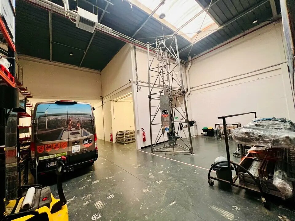 Location Local d'activités 470 m² - Photo 1