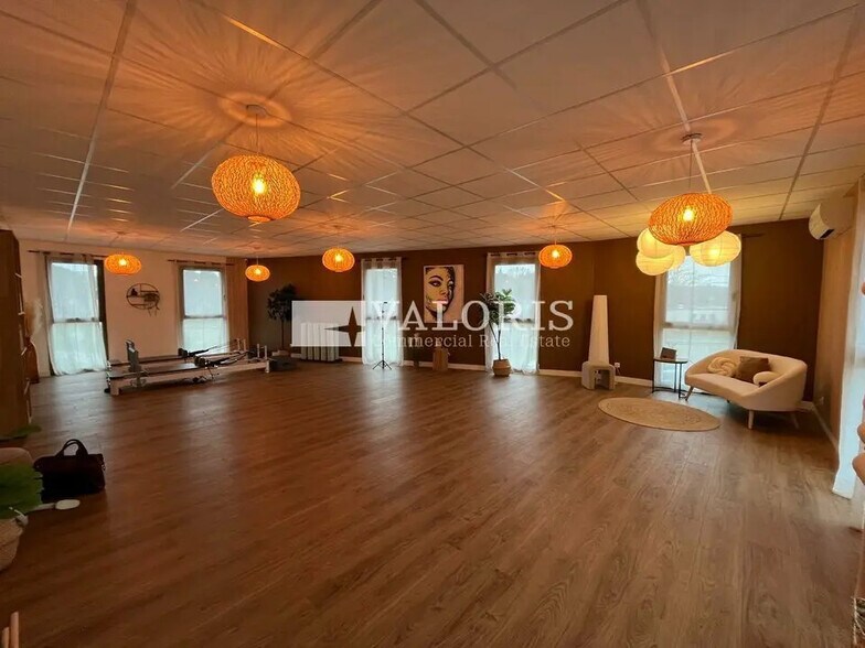 Office in Aix-en-Provence to rent - Primary Photo - Image 3 of 7