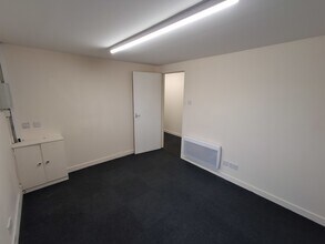 50 Dickson St, Dunfermline to rent Interior Photo- Image 2 of 4